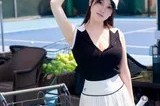 网球场的夏日光影：健康之美跃动瞬间