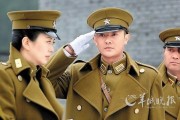 素面朝天穿白T逛公园，44岁边潇潇一家四口近照流出