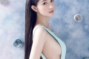 蓝燕身着冰蓝流光裙展露优雅风情
