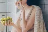 镜头下的私密对话 三吉彩花居家写真里的冷御与真实