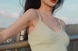 天台之上微风撩发格子裙摆舞动时光
