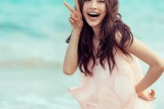 张俪夏日海滩随拍：碧海蓝天间的率性风采