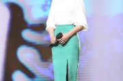 殷桃一袭亮片黑裙配黑丝惊艳亮相 修长美腿与优雅短发诠释成熟魅力
