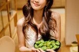 白鹿浅绿吊带裙写真捕捉居家温馨瞬间