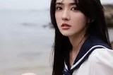 海风轻拂下的甜美邂逅：梁洁水手服写真演绎夏日清新诗篇