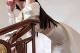 包上恩白色抹胸长裙楼梯间优雅写真展露迷人气质