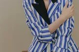 秦岚蓝白条纹西装时尚大片 利落短发演绎摩登都市美学