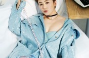 马丽飒爽演绎牛仔风尚 复古颈链点缀摩登格调
