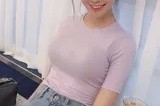 身体曲线与光影的艺术：紧身穿搭中的自信表达