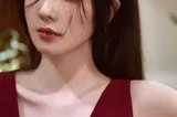 白鹿深红长裙风情录：果汁氤氲间的静谧御姐韵致