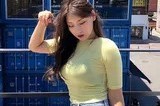 集装箱前的夏日告白：微胖女孩与牛仔短裤的率性街拍