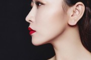 毛俊杰简约红装写真释出 烈焰红裙演绎迷人风情