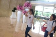 杨幂现身酒店赶开工见镜头捂脸 素颜状态引热议