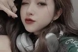 耳机少女的私密音境：居家空间中的时尚情绪捕捉
