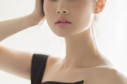 王翊丹黑色长裙光影写真优雅诠释东方气韵