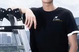 王鹤棣运动风造型解析阳光活力与复古潮流完美融合