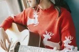 双马尾轻拂弦音：莫小琪居家吉他写真中的静谧时光