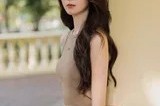 陈瑶木质暖调街拍诠释简约高级感 背心牛仔裤穿出春日慵懒风尚