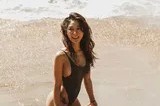 海風吻過的健美線條，自信光芒藏不住