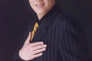 57岁蔡国庆连登三台春晚，从“春晚常青树”到“综艺顽童”的魔幻蜕变
