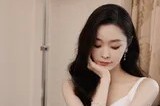 宋轶私房写真：白裙轻挽映清辉，捧脸静坐诗画间