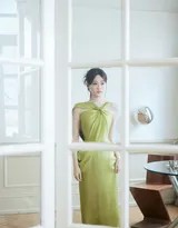 祝绪丹回眸浅笑，发丝微扬，橄榄绿裙摆轻旋，宛若林间走出的灵动仙子