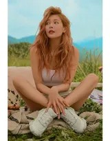 泫雅置身於綠色植物間光影灑落臉龐意境恬靜悠遠