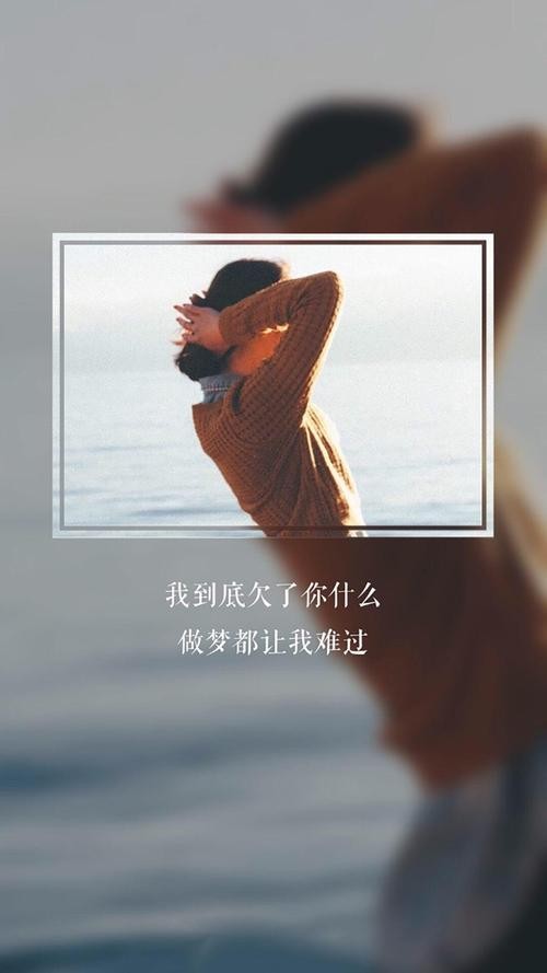 一本厚重的皮质笔记本摊开在木质桌面上，羽毛笔静静搁置，仿佛主人刚刚离开，而纸上未干的墨迹似泪滴般晕染开来。