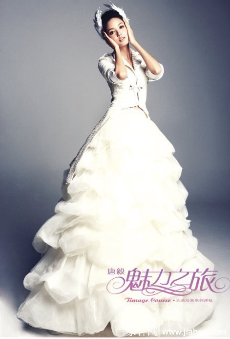张梓琳一袭简约缎面婚纱立于春日花影中，回眸间眼波清澈如泉