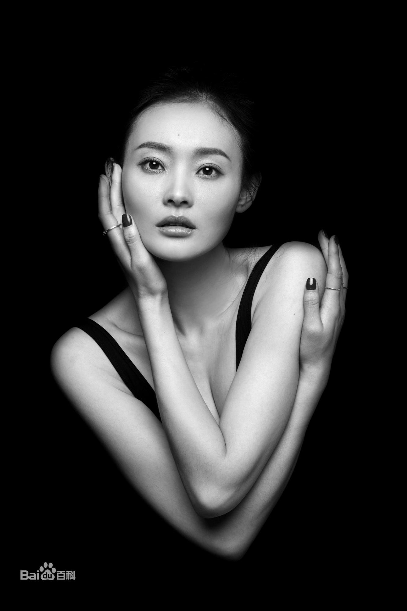 王翊丹光影下的半身特写，侧面轮廓如诗如画，光线温柔拂过面庞与颈肩
