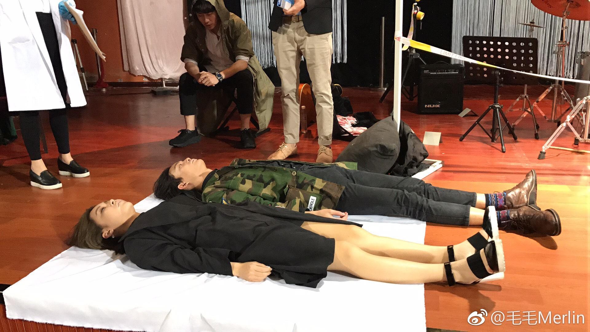 光影交织中，毛琳身着黑色短裙侧身而立，黑丝美腿在柔和光线下呈现出细腻质感，整体造型时尚摩登，充满高级感。