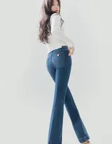 裴秀智手持道具轻松互动，笑容甜美治愈，白T牛仔裤的搭配完美融入活泼场景，散发亲和魅力。