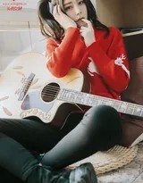 特写镜头下的莫小琪正细心调整吉他琴钮，表情认真而迷人