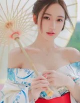 私房环境中美女慵懒倚榻，和服铺展如盛开的花朵，尽显柔美姿态