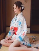 柔和光线照亮美女面庞，肌肤如雪细腻，和服花纹在光下熠熠生辉