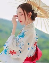 美女回眸一笑，和服袖摆轻扬，长发随风飘动，优雅中带有一丝灵动