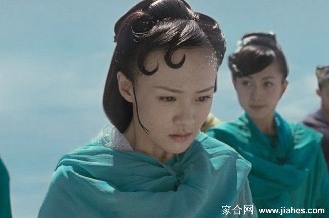牡丹身着鹅黄色衣裙俏丽而立，手执团扇半遮面，眼神灵动俏皮，宛如从古画中走出的佳人