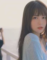 阳光洒在甲板上，女孩悠闲漫步，牛仔裤与帆布鞋的搭配简约活泼，充满青春活力