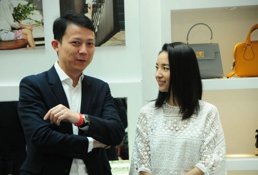 董洁侧身优雅站立 简约裙装勾勒精致轮廓