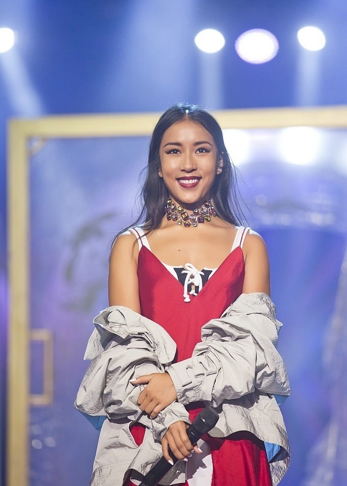 吉克隽逸身穿黑色个性演出服，舞台灯光勾勒出她自信而有力的身体曲线