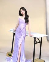 杨紫侧身回眸，紫色抹胸长裙勾勒出优雅身姿，裙摆如瀑布般流淌，眼神中透着温柔与自信