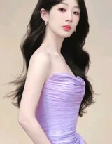 杨紫站立于光影交错中，紫色抹胸裙的褶皱设计如波浪般流动，她微扬下巴，展现出现代女性的飒爽风姿