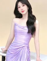 杨紫坐于高脚椅上，紫色抹胸裙摆自然垂落，她单手托腮，目光柔和，流露出静谧而高贵的气质