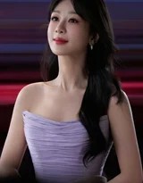 杨紫在柔和灯光下侧身而立，紫色抹胸裙的背部设计别致，她回眸浅笑，散发出迷人而神秘的氛围