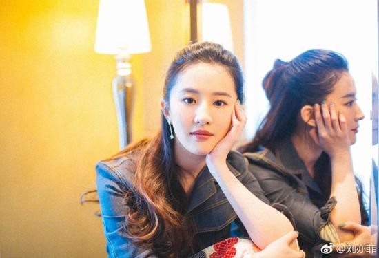 38岁刘亦菲单身8年：仙女人设崩了，松弛活法封神了