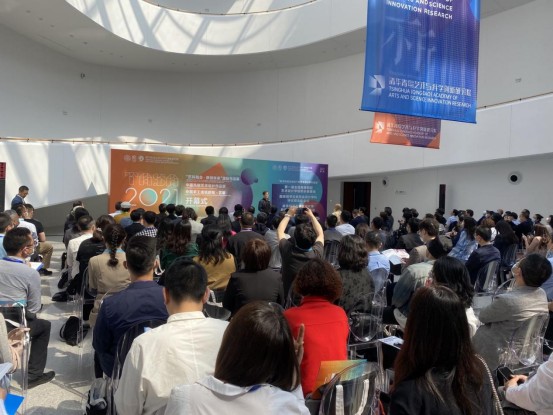 丁嘉丽参与公开讲座现场图