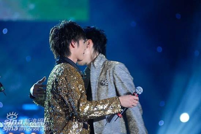 乔任梁参加加油好男儿时期的舞台演唱旧照