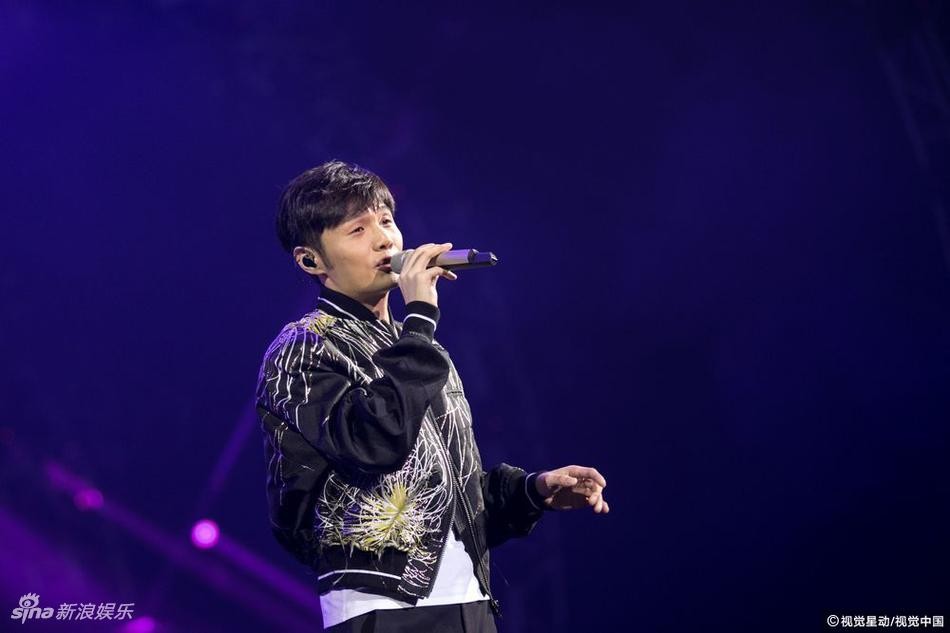 许志安与韩红早年同框出席活动的资料照片