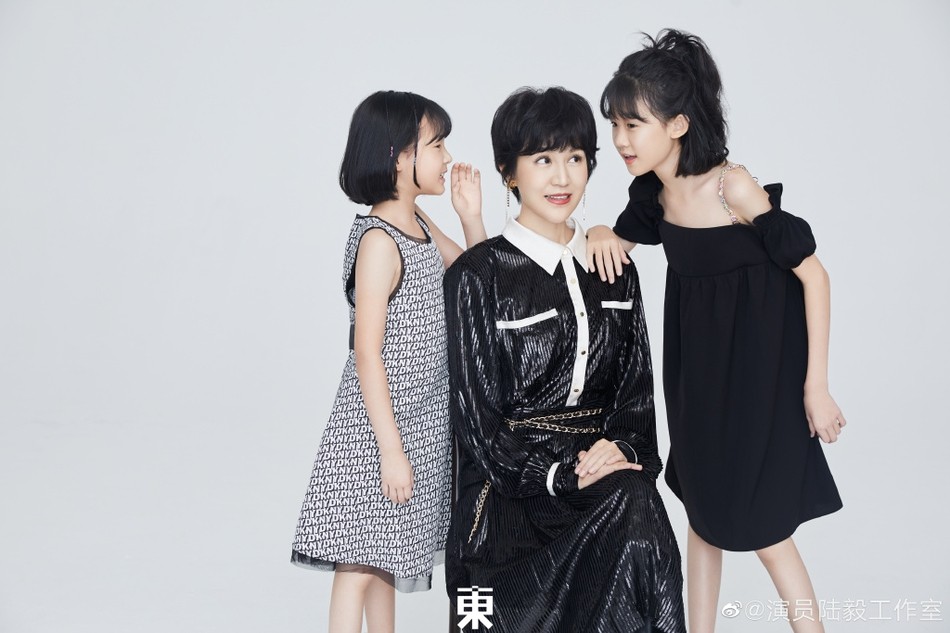 鲍蕾与两个女儿身穿亲子装出游的温馨合照
