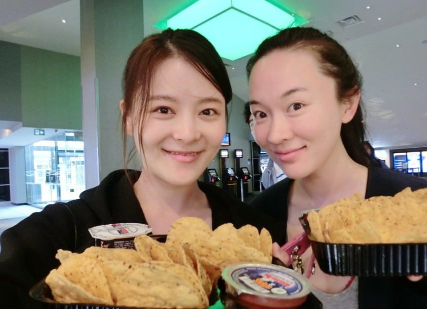 霍思燕在陕西街边被路人偶遇，穿鹅黄色吊带长裙素颜，杜江拎着肉夹馍紧随其后